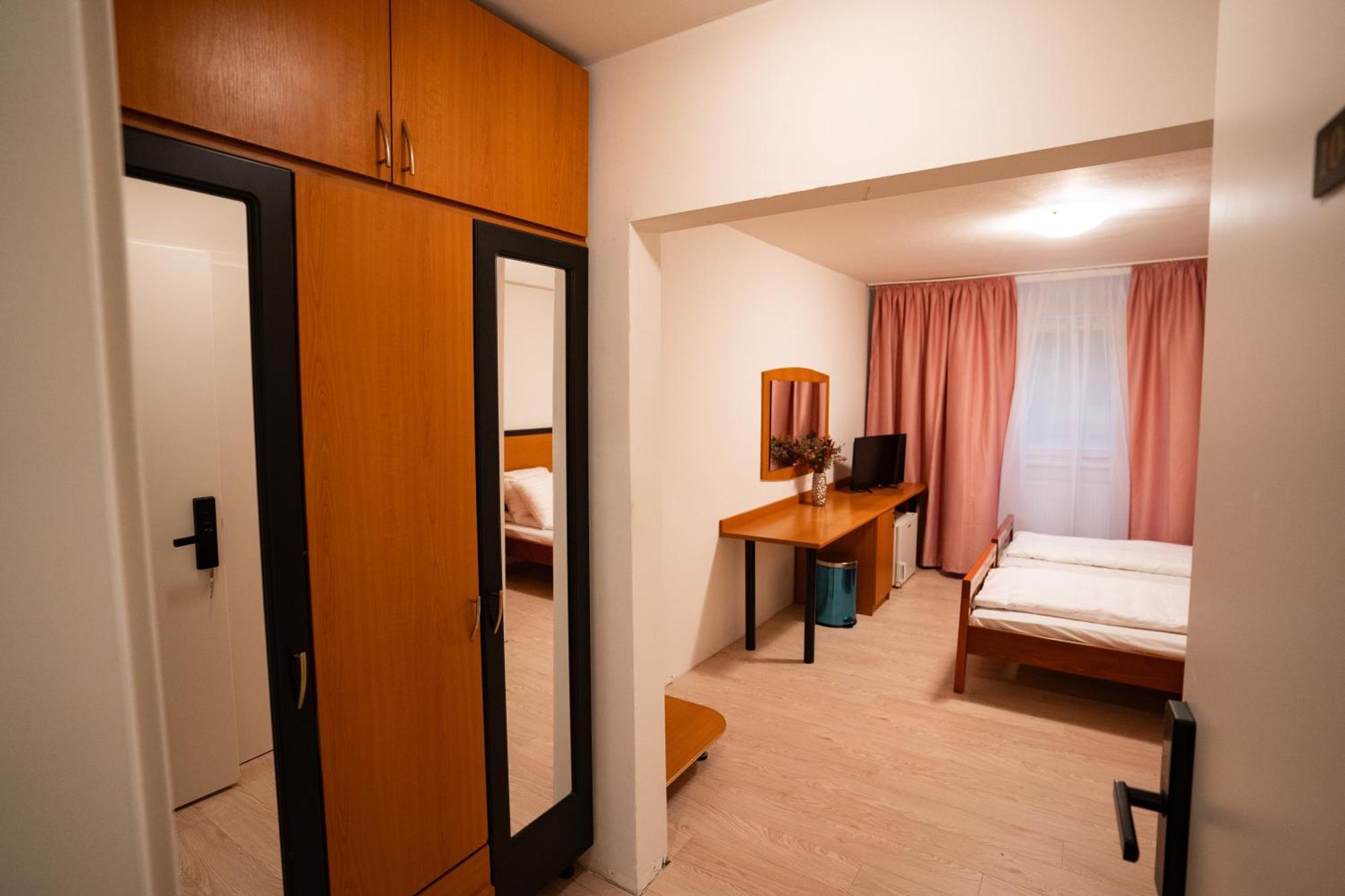 Hotel Royal Plaza By Timhotels Тимишоара Экстерьер фото