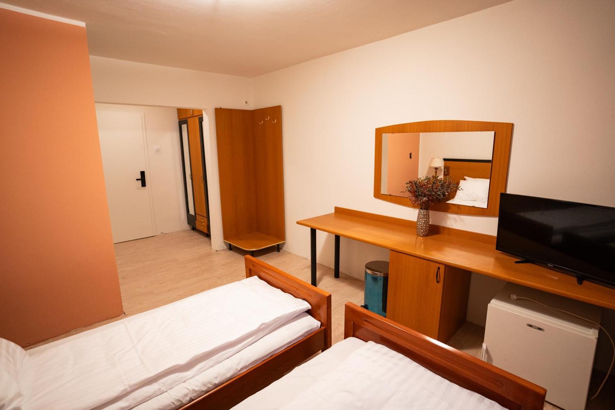 Hotel Royal Plaza By Timhotels Тимишоара Экстерьер фото